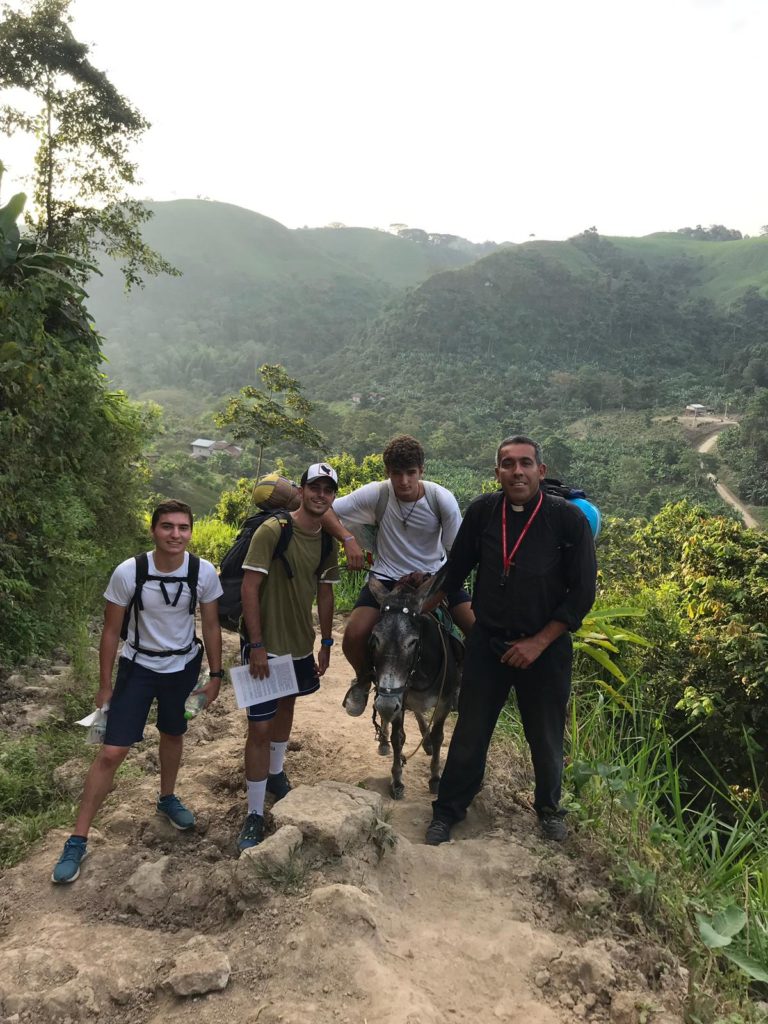 Wiliam Andrés Esparza Rave, seminarista de Colombia que pertenece a la Comunidad Siervos del Hogar de la Madre. En misión en Ecuador.