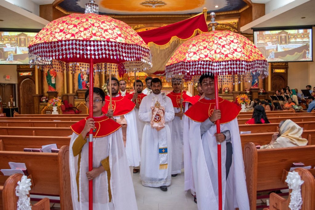 Melvin Ejerciendo el ministerio diaconal, durante una procesión.