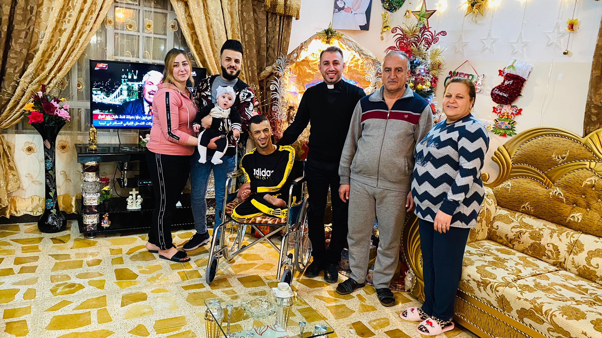 Aram Pano con amigos y familiares. 