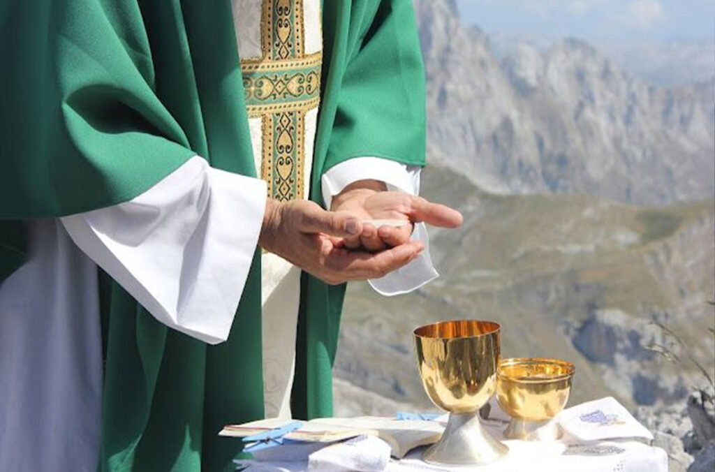La mochila de vasos sagrados para celebrar la Misa en zonas rurales 4 Estuche de vasos sagrados, clave para celebrar la Eucaristía en zonas rurales