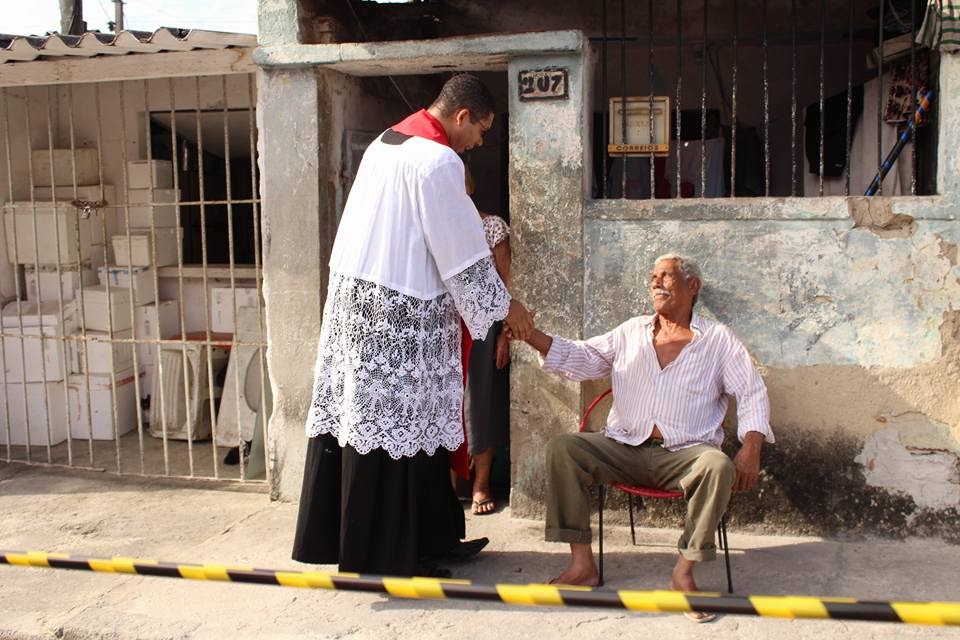 El P. Douglas saludando a personas de las periferias de Río de Janeiro. 