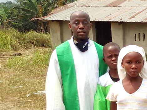 Don Adémar Booto Bompanga 3 Don Adémar Booto Bompanga - sacerdote de la República Democrática del Congo - Beca de estudios CARF