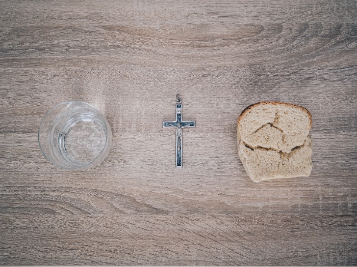 En recuerdo del día en que murió Jesucristo en la Santa Cruz, «todos los viernes, a no ser que coincidan con una solemnidad, debe guardarse la abstinencia de carne, o de otro alimento que haya determinado la Conferencia Episcopal; ayuno y abstinencia se guardarán el miércoles de Ceniza y el Viernes Santo.» Código de Derecho Canónico, canon 1251