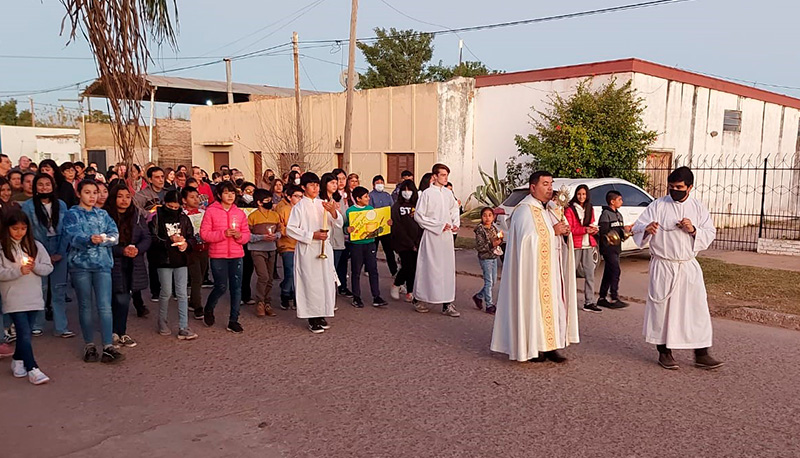 «Los sacerdotes debemos transmitir a los jóvenes, con nuestra vida, una certeza y seguridad» 1 sacerdote