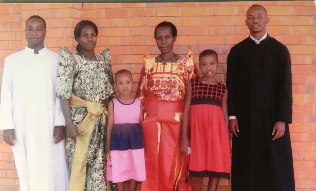 Mi prima mi tia mi tia abuela mis primas y yo sotana negra. Los dos mi prima y yo en el Seminario Mayor e1611092348313