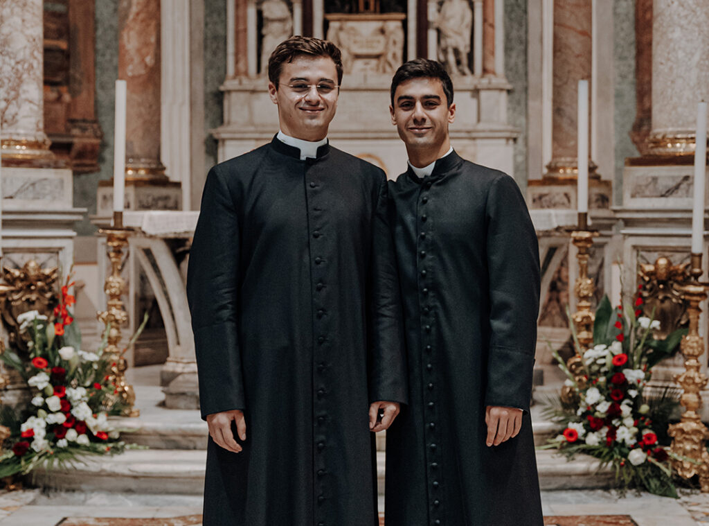 Los 2 hermanos franceses Coulais: una fraternidad completa 4 hermanos Emmanuel-Marie y Vianney vestidos de sacerdotes