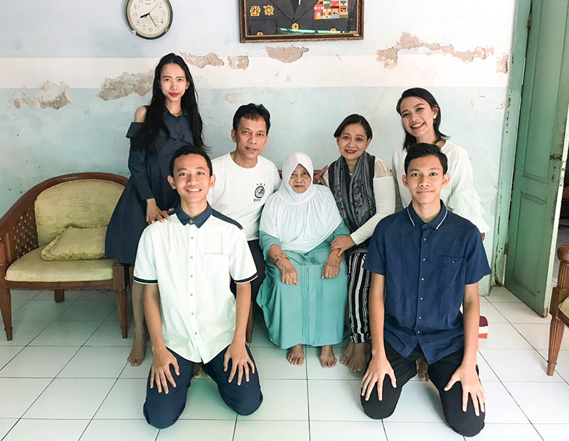 Dimas seminarista de Indonesia, cuenta cómo su madre, musulmana, se convirtió 1 seminarista indonesia familia dimas