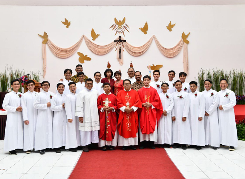Dimas seminarista de Indonesia, cuenta cómo su madre, musulmana, se convirtió 3 seminaristas indonesia familia dimas