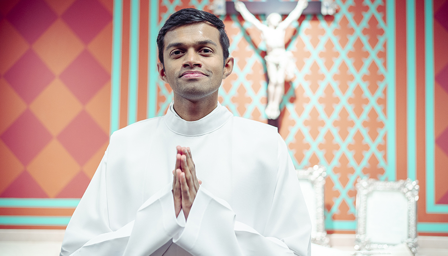 Asitha Sriyantha orando y preparado para ayudar en la Eucaristía