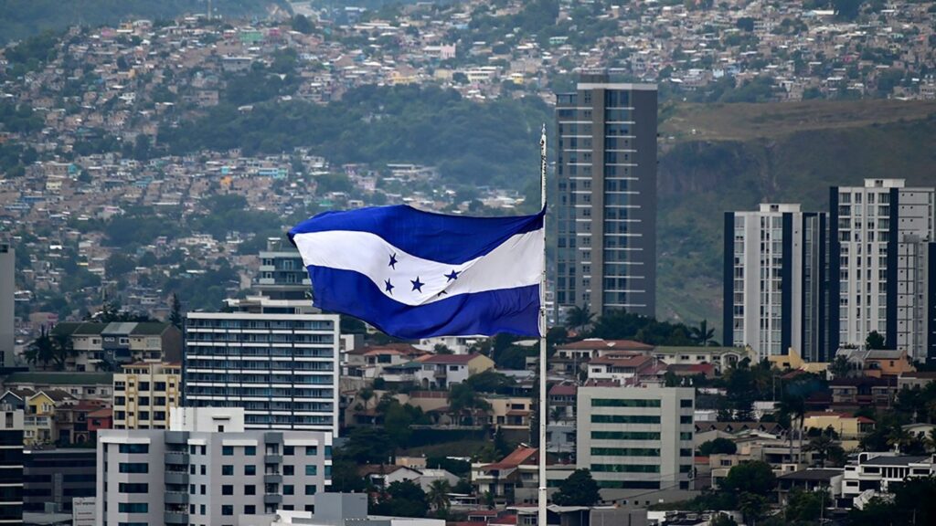Gabriel Hernán, el seminarista que quiere sacar a Honduras de la violencia 1 honduras bandera seminarista
