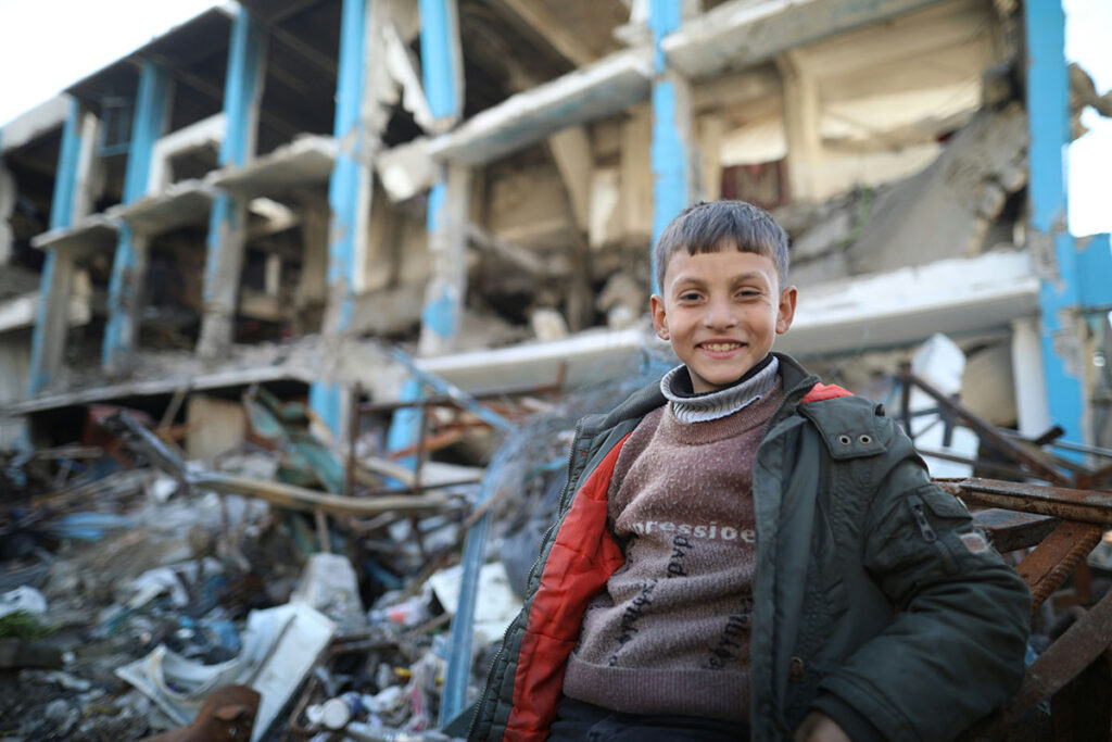 La Navidad en 4 países devastados por la guerra 4 chico joven edificio ruinas esperanza