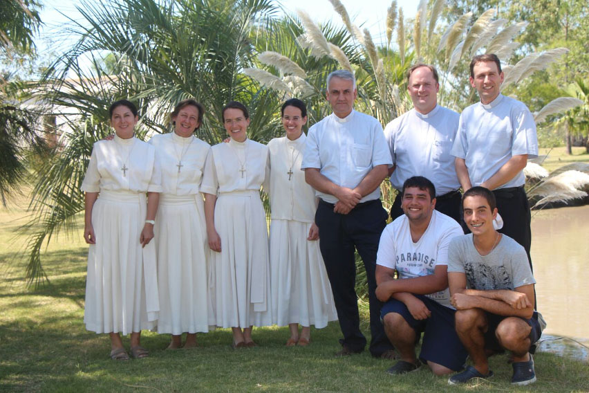 Lucas: «mi mayor deseo es ser misionero» 1 lucas carballo junto a misioneros de uruguay